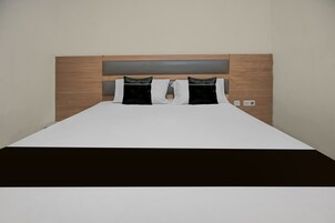 Escritorio, wifi gratis y ropa de cama 