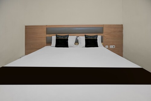 Hotel O near Pantai Losari formerly Poin