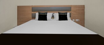 Hotel O near Pantai Losari formerly Poin