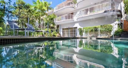 Noosa Hill Getaway - Walk to Beach + Shared Pool