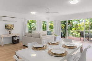 TV - Noosa Hill Getaway - Walk to Beach + Shared Pool (Noosa Region)