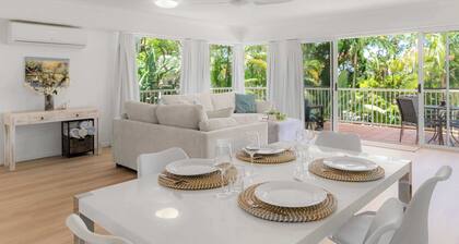 Noosa Hill Getaway - Walk to Beach + Shared Pool
