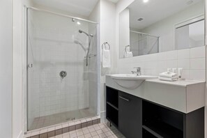 Shower, hair dryer, towels, shampoo - Elevated Noosa Escape: Heated Pool + Walk to River (Noosa Region)