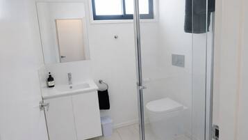 Deluxe Cabin, 3 Bedrooms | Bathroom