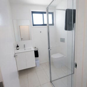 Deluxe Cabin, 3 Bedrooms | Bathroom - Holiday Lifestyle Cowes (Cowes)