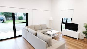 Deluxe House, 2 Bedrooms | Living area