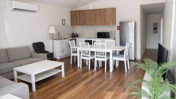 Deluxe Cabin, 3 Bedrooms | Living area