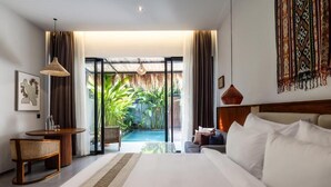 Une chambre d’hôtel moderne avec un grand lit, une petite table, une chaise et une vue sur une piscine.