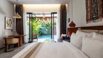 Exclusive Villa, 1 Bedroom, Pool View | Peralatan tempat tidur premium, bar mini, peti besi dalam bilik, meja