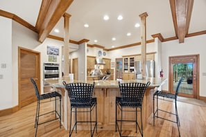 雪櫃、微波爐、焗爐、爐具