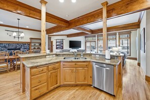 Interior - Roaring Lion Abode: Mountain Getaway (Hamilton)