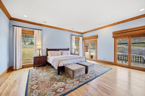 5 bedrooms, iron/ironing board, WiFi, bed sheets