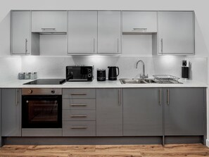 Fridge, microwave, oven, cookware/dishes/utensils - 1-Schlafzimmer-Wohnung in der Cannon Street - Brandneu by Interhome (Preston)