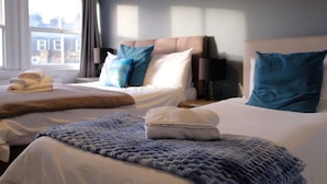 A hotel room with two beds, a large window, and a view of buildings outside. - 3-Schlafzimmer-Wohnung im georgianischen Stil - beste Lage - 7 Gäste by Interhome (Bath)
