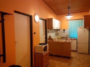 Kühlschrank, Mikrowelle, Kochgeschirr/Geschirr/Besteck