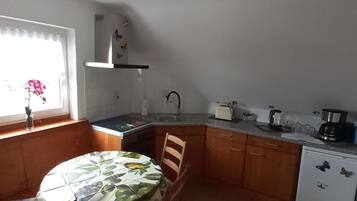 Kühlschrank, Mikrowelle, Ofen, Kochgeschirr/Geschirr/Besteck