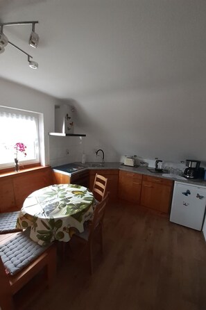 Kühlschrank, Mikrowelle, Ofen, Kochgeschirr/Geschirr/Besteck