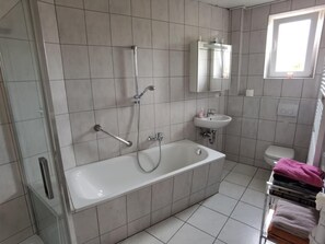 Bathroom - Gemütliche Ferienwohnung in Herrensohr mit Garten, Grill und Terrasse by Interhome (Saarbrücken)