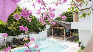 Hồ bơi ngoài trời