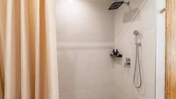 Eenpersoonskamer, uitzicht op tuin | Badkamer | Gratis toiletartikelen, een haardroger, pantoffels, handdoeken