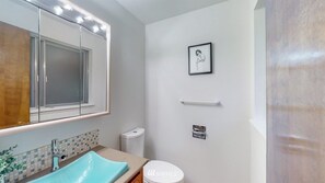 Sèche-cheveux, serviettes fournies, savon, papier toilette