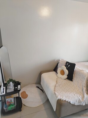 1 bedroom, Internet, bed sheets - Cozy 1-bedroom studio in marvelous Makati City with AC (Makati City)