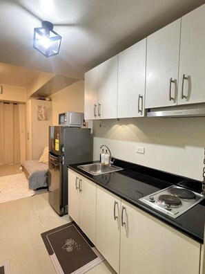 Private kitchen - Cozy 1-bedroom studio in marvelous Makati City with AC (Makati City)