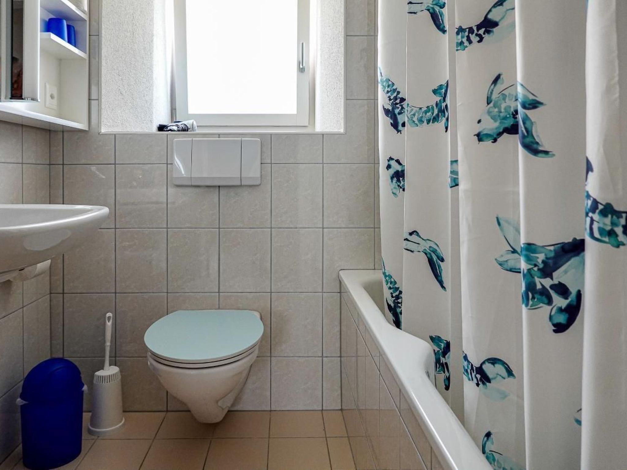 Une salle de bain avec des toilettes, un lavabo et une baignoire.
