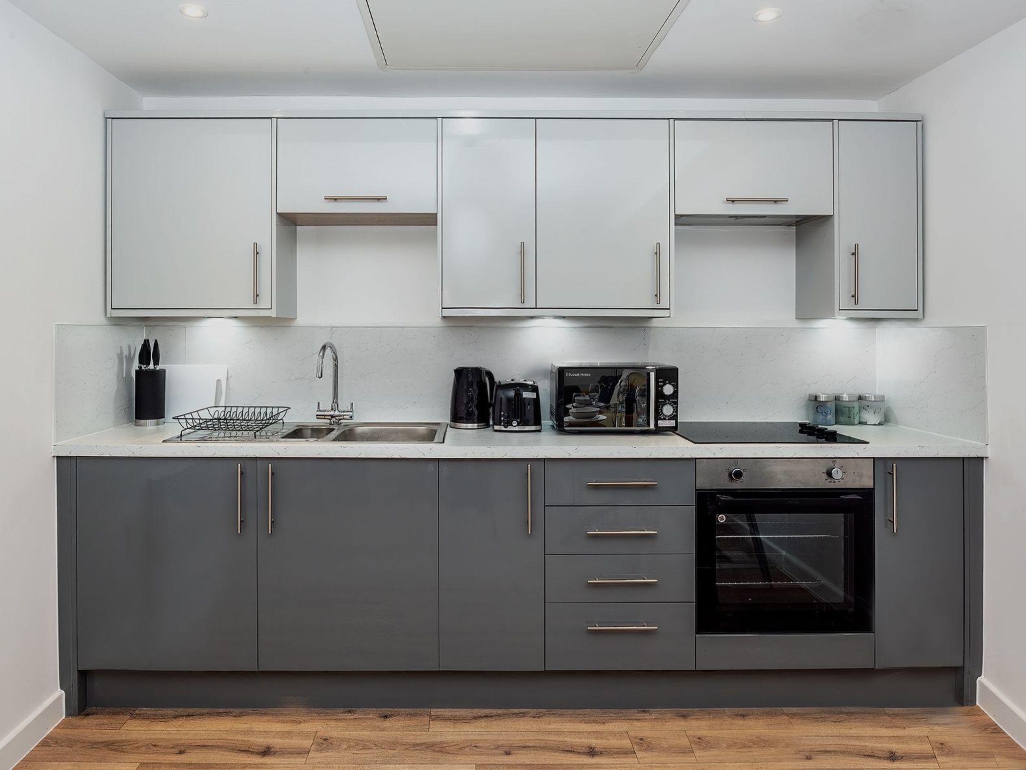 Refrigerador, microondas, horno y utensilios de cocina 