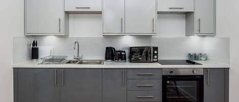 Refrigerador, microondas, horno y utensilios de cocina