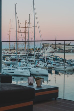 A marina with various boats docked, viewed from a balcony with a potted plant in the foreground. - Yacht Park Apartment mit Panoramablick auf den Yachthafen in Gdynia, POLEN by Interhome (Gdynia)