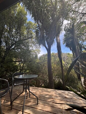 屋外ダイニングエリア. Māpua Cabbage Trees, a cosy and private Cabin near the village centre