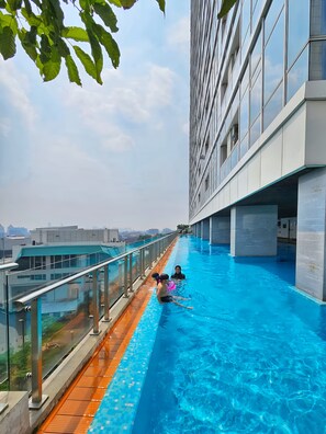 Outdoor pool - Manoré By SanLiving - 2BR - Private Lift (Jakarta)