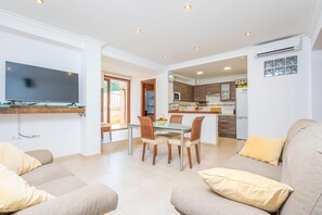 TV, books - CALDENTEY - Beautiful village house with private pool and free WiFi (Ariany)