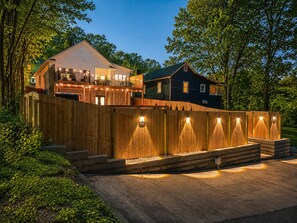Ein zweistöckiges Haus mit Balkon und Terrasse.