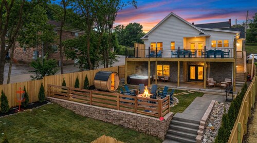 Luxury Bourbon Trail Retreat-Speakeasy, Hot Tub, Sauna, Dogs OK, EV, Sleeps 12