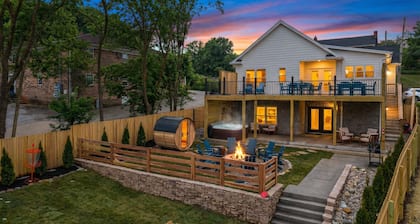 Luxury Bourbon Trail Retreat-Speakeasy, Hot Tub, Sauna, Dogs OK, EV, Sleeps 12
