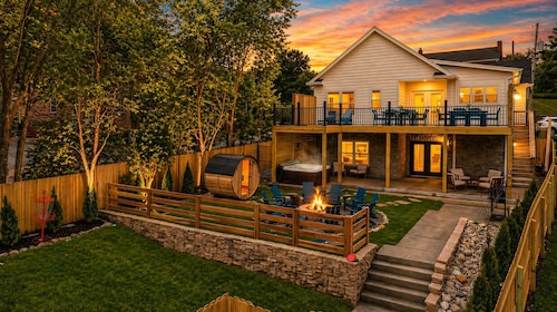 Luxury Bourbon Trail Retreat-Speakeasy, Hot Tub, Sauna, Dogs OK, EV, Sleeps 12