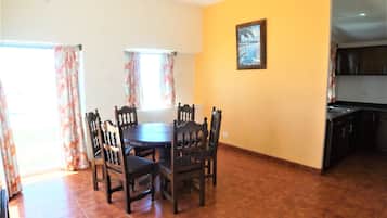 Deluxe Villa, Patio, Beach View | Tempat makan