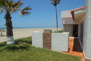 Villa, terras, uitzicht op het strand | Terrein van de accommodatie