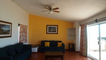 Deluxe Villa, Patio, Beach View | Ruang tamu