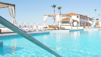 Una piscina al aire libre, cabañas de piscina gratuitas, sombrillas