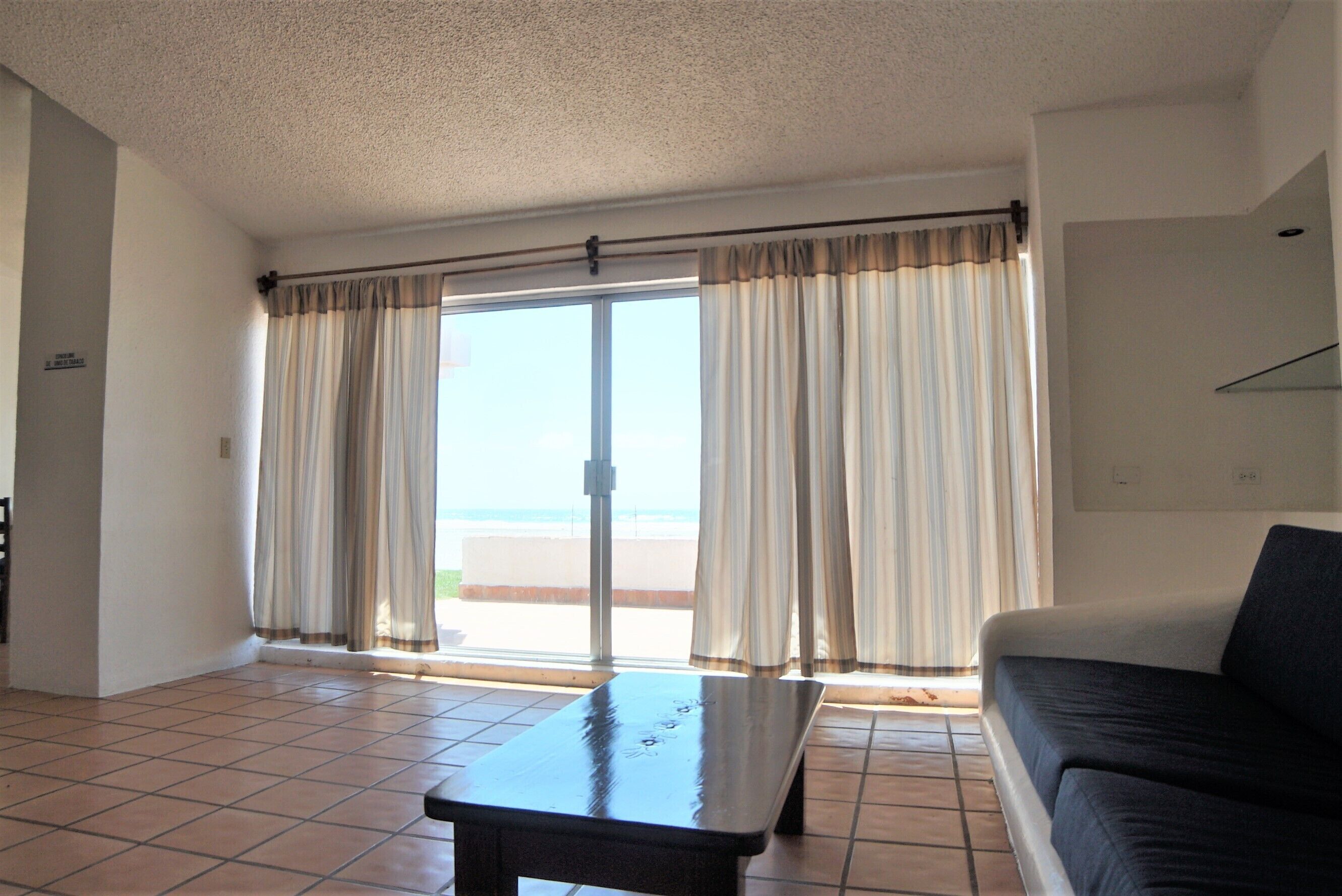 Villa familiar, patio, vista a la playa | Área de sala de estar