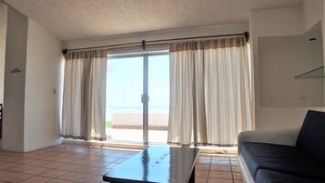 Villa familiar, patio, vista a la playa | Área de sala de estar