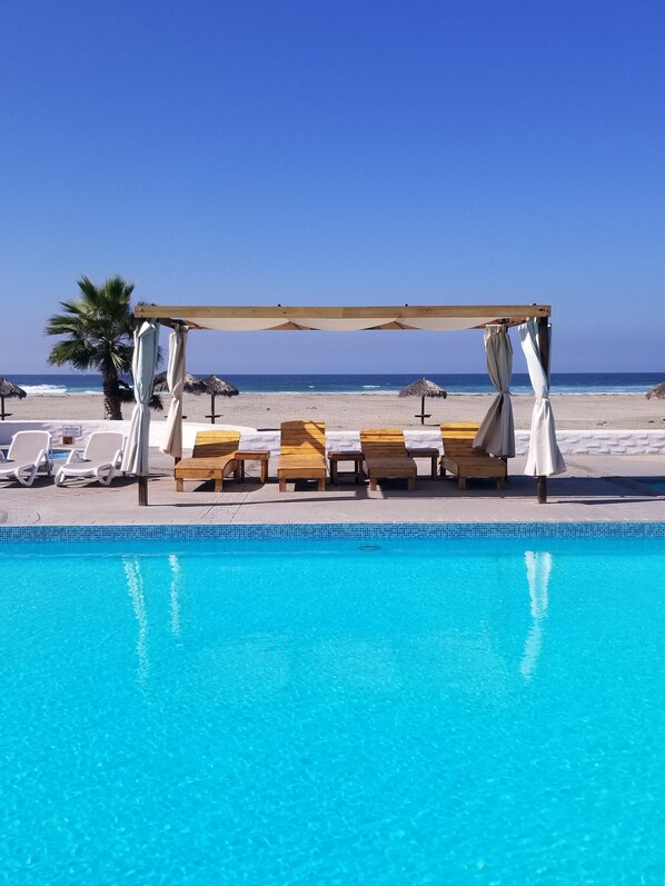 Piscine extérieure, cabanons gratuits, parasols de plage