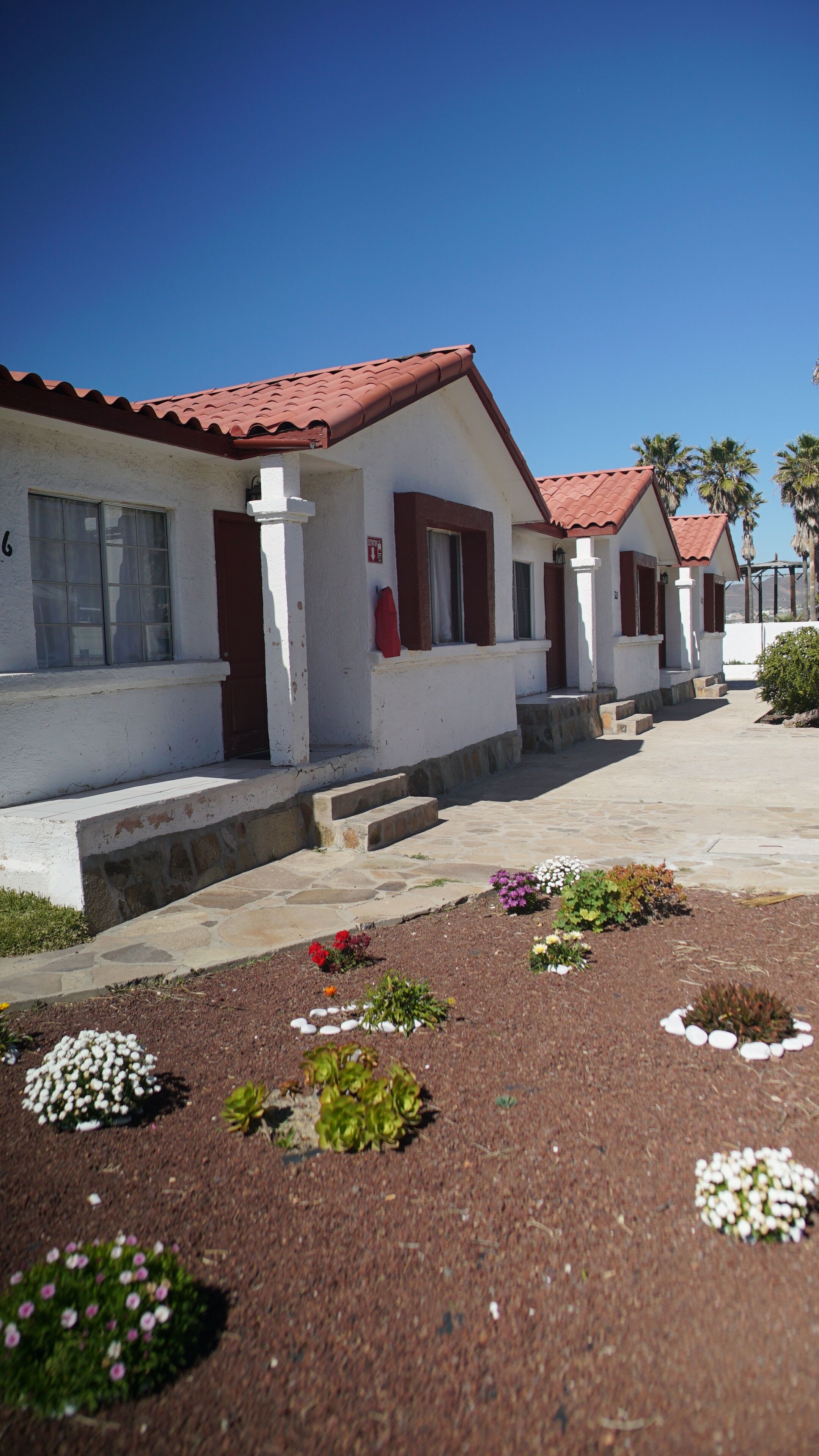 Traditionele villa, terras, uitzicht op het strand | Terrein van de accommodatie