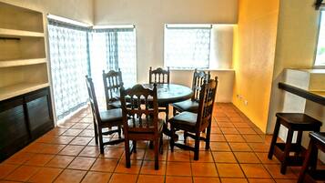Villa familiar, patio, vista a la montaña | Restaurantes