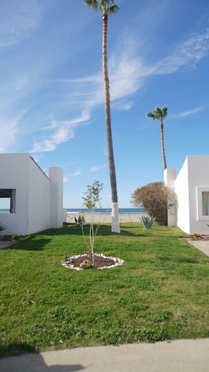 Villa, patio, vue plage | Enceinte de l’hébergement