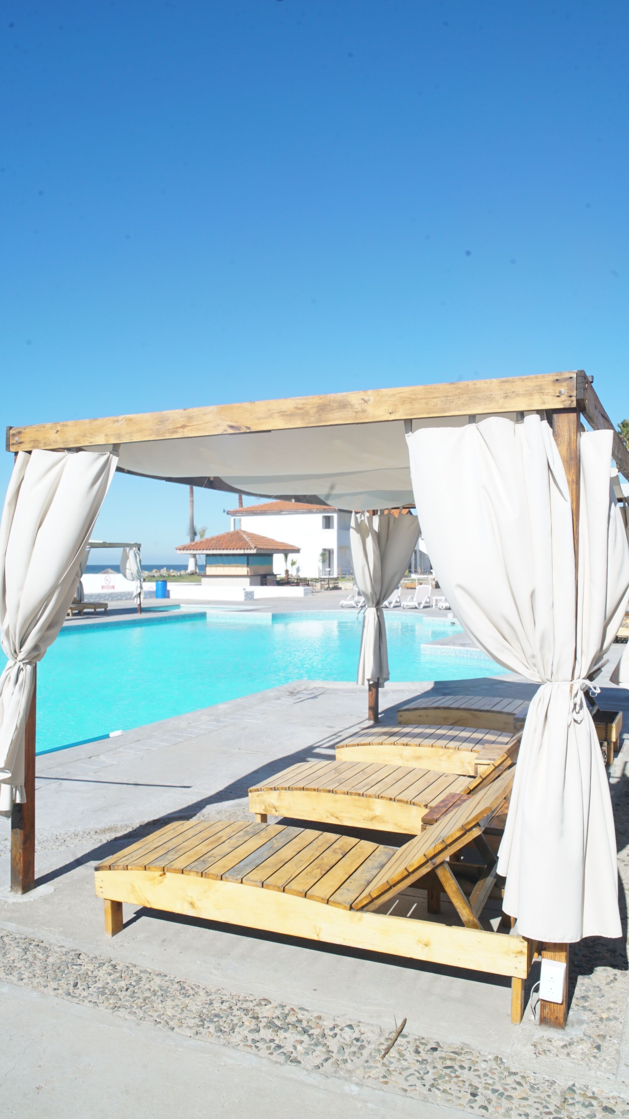 Piscina externa, funciona das 10h às 20h, barracas de cortesia