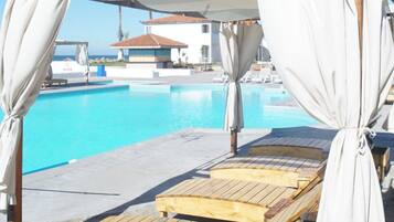 Piscina externa, funciona das 10h às 20h, barracas de cortesia